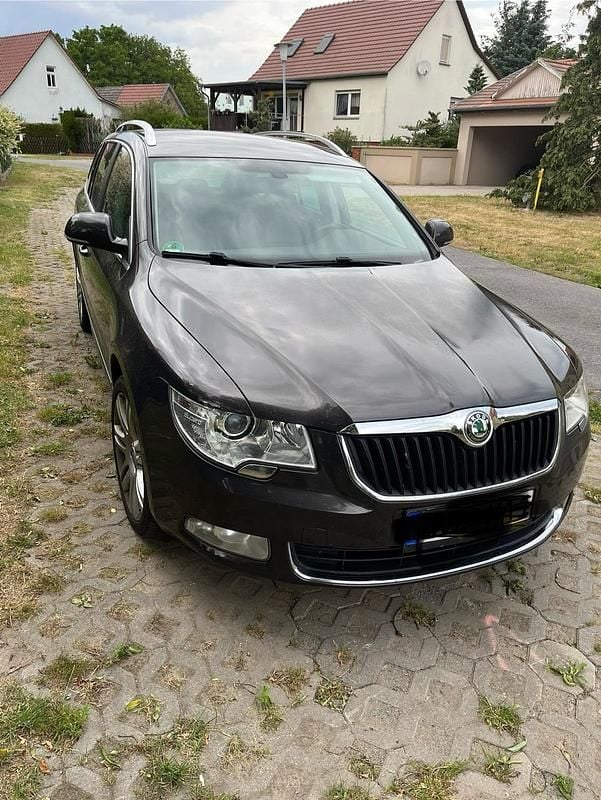 Braun Gebraucht 2011 Skoda Superb Kombi | 6.599 € (Superpreis) - Bild 1/4
