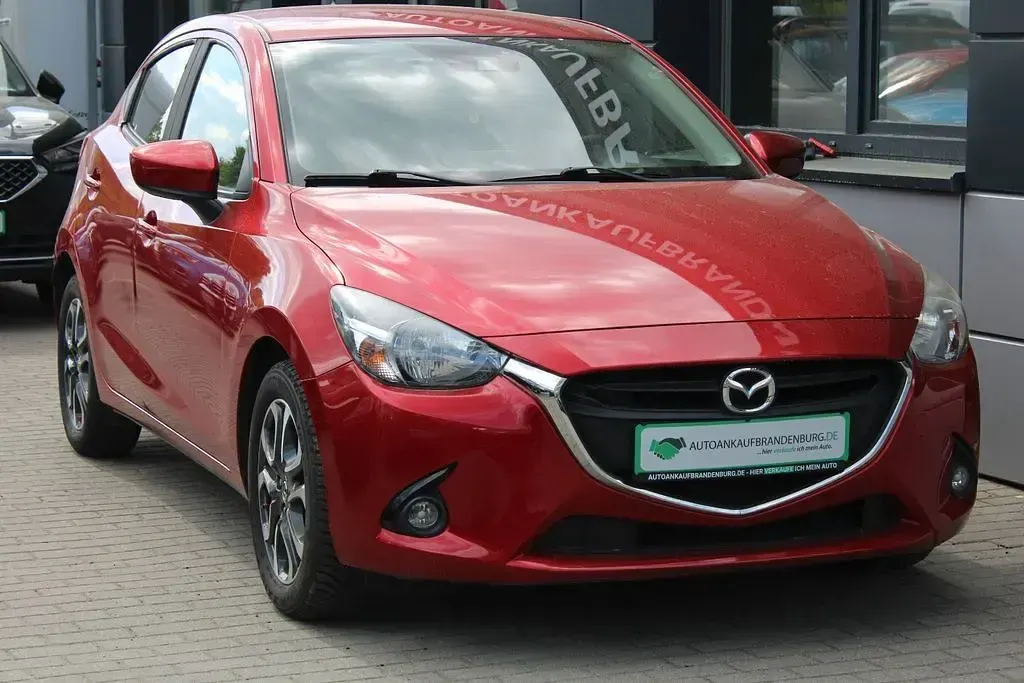 Używany Mazda 2 Nakama 90 KM (66 kW) 2016 Czerwony Sedan/Limuzyna