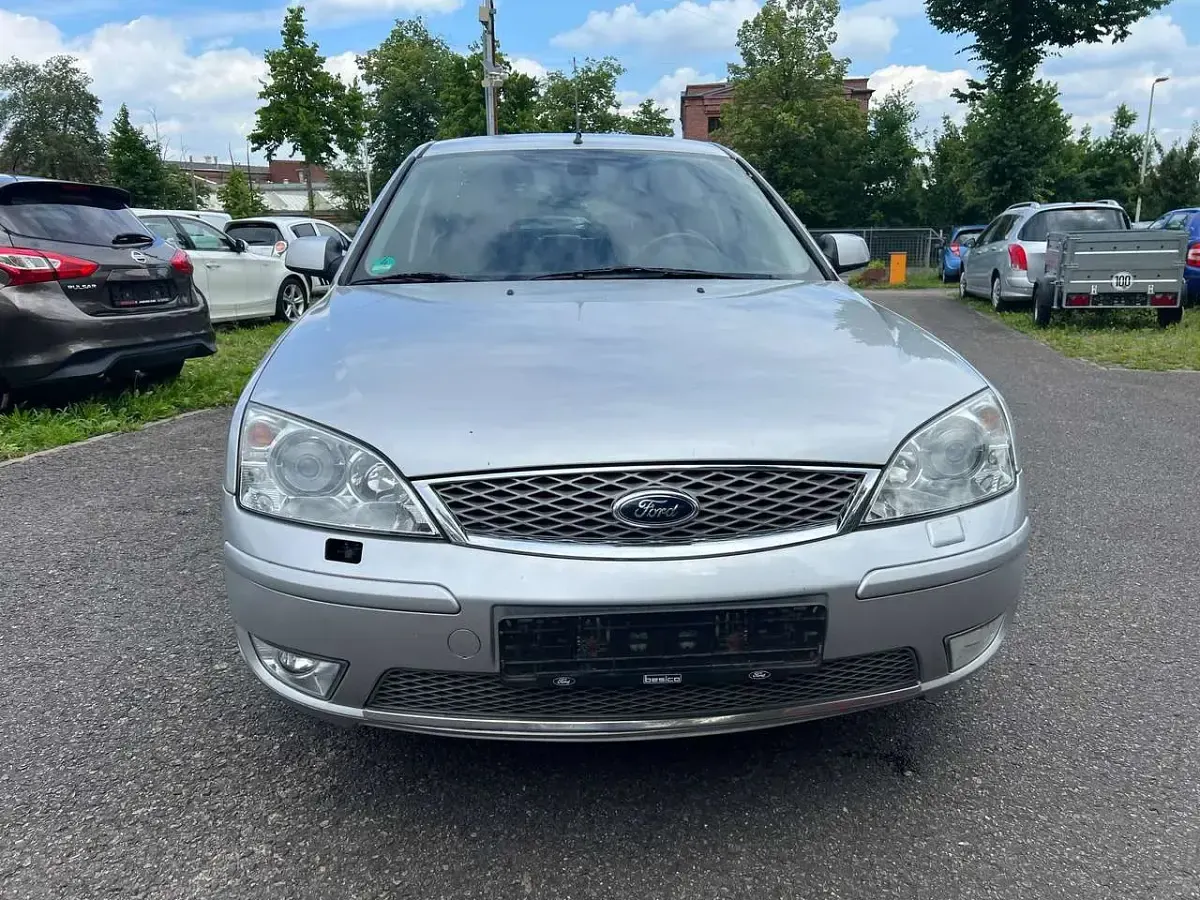 Gebraucht Ford Mondeo Ghia 125 PS (91 kW) 2005 Kristallsilber metallic Limousine
