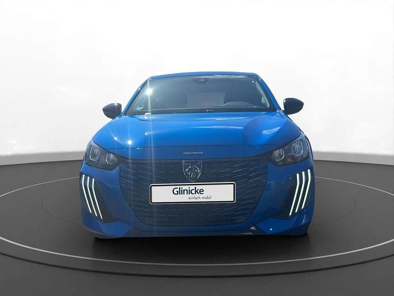 Neu Peugeot e-208 Allure 100 kW (136 PS) 2025 Blau/typ aussenverkleidung metallic drei schichten perlmutt Kleinwagen