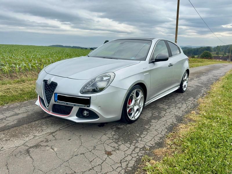 Silber Gebraucht 2014 Alfa Romeo Giulietta Quadrifoglio Verde Kleinwagen | 15.450 € - Bild 1/4