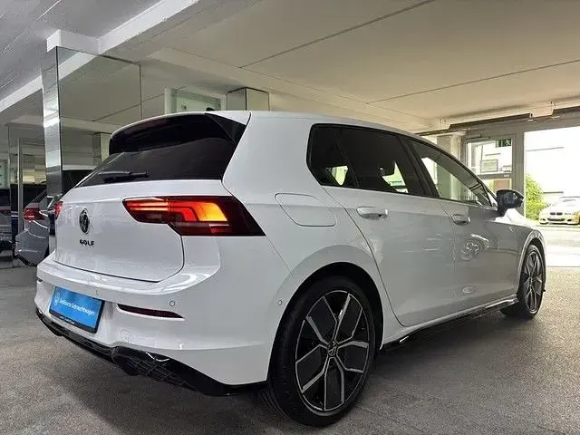 Gebraucht VW Golf VIII R-line 150 PS (110 kW) 2024 Oryxweiß perlmutteffekt Limousine