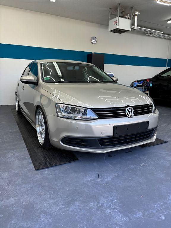 Silber Gebraucht 2012 VW Jetta Limousine | 8.999 € (Teuer) - Bild 1/4
