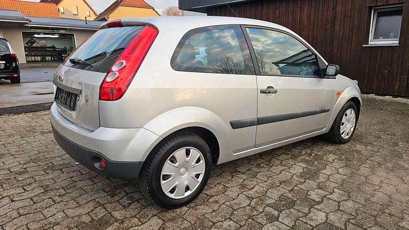 Gebraucht Ford Fiesta Ambiente 60 PS (44 kW) 2006 Polarsilber metallic Kleinwagen