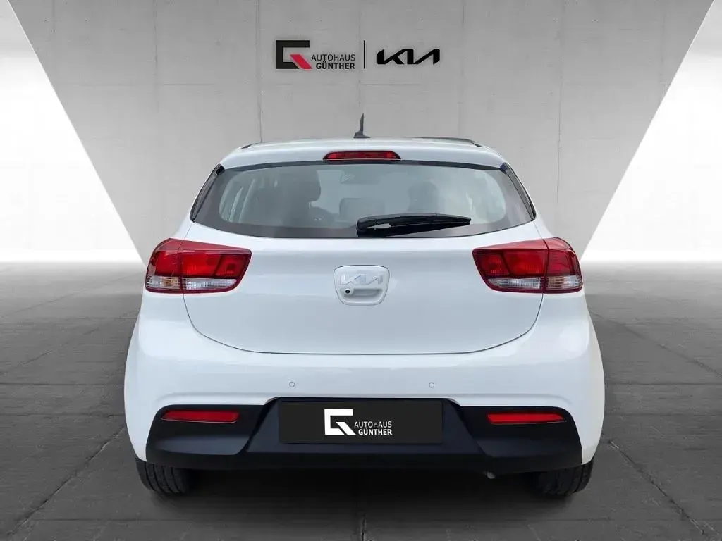 Używany Kia Rio Vision 101 KM (74 kW) 2023 Biały Sedan/Limuzyna