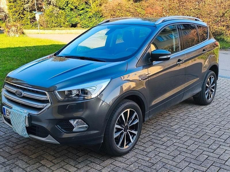 Gebraucht Ford Kuga Titanium 150 PS (110 kW) 2017 Grau SUV