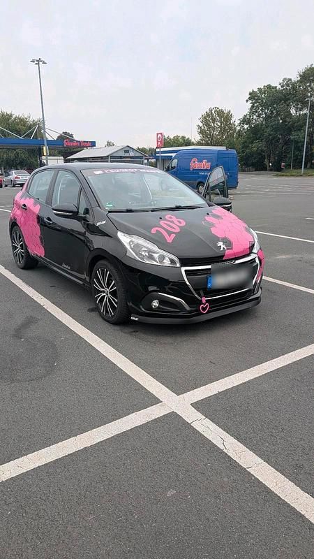 Schwarz Gebraucht 2018 Peugeot 208 Kleinwagen | 6.200 € (Fairer Preis) - Bild 1/4