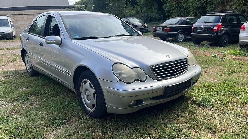 Silber Gebraucht 2002 Mercedes C180 Classic Limousine | 899 € - Bild 1/4