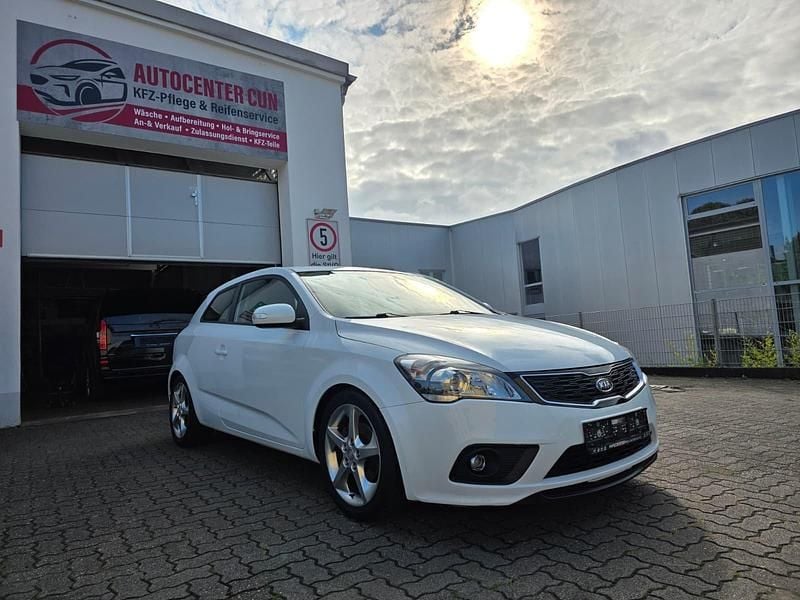 Weiß Gebraucht 2011 Kia ProCeed 2 Kleinwagen | 4.390 € (Guter Preis) - Bild 1/4
