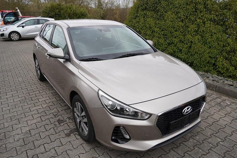 Weiß Gebraucht 2017 Hyundai i30 Trend Limousine | 9.999 € (Superpreis) - Bild 1/4