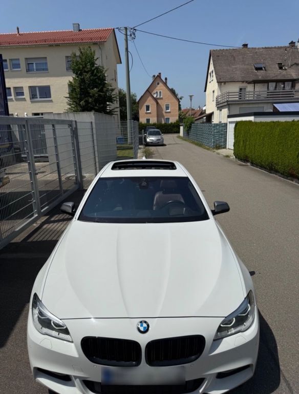 Weiß Gebraucht 2016 BMW M550 M Sport Limousine | 17.850 € - Bild 1/4