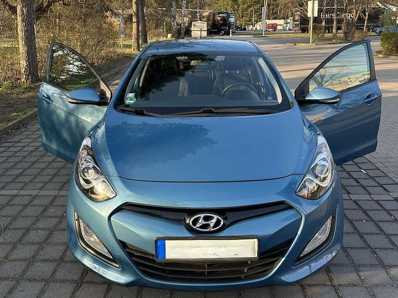 Gebraucht Hyundai i30 Classic 99 PS (72 kW) 2012 Blau Limousine
