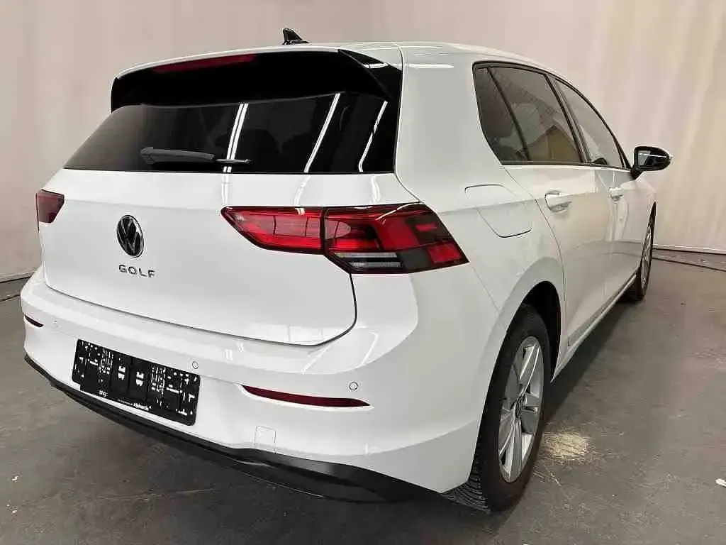 Gebraucht VW Golf VIII Life 131 PS (96 kW) 2023 Weiß Limousine