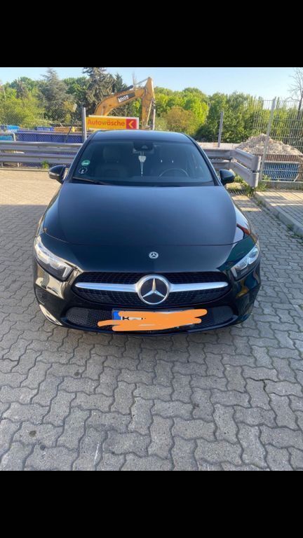 Schwarz Gebraucht 2020 Mercedes A200 Limousine | 18.800 € (Guter Preis) - Bild 1/4