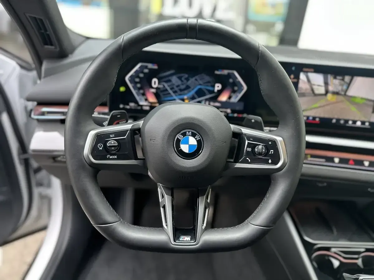Gebraucht BMW 520 M Sport 197 PS (144 kW) 2025 Mineralweiß Kombi
