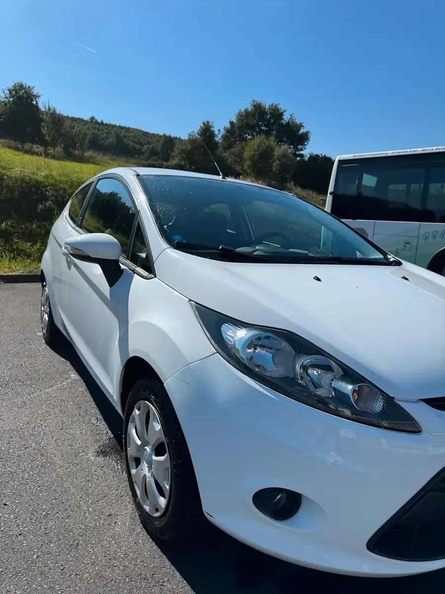 Gebraucht Ford Fiesta Champions Edition 82 PS (60 kW) 2012 Weiß Kleinwagen