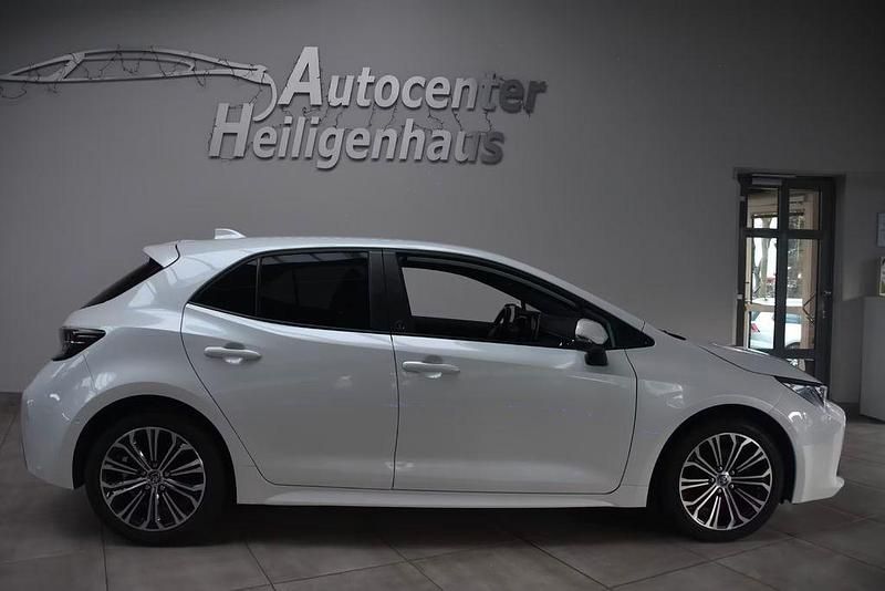 Gebraucht Toyota Corolla Hybrid Team 122 PS (89 kW) 2022 Weiß Limousine