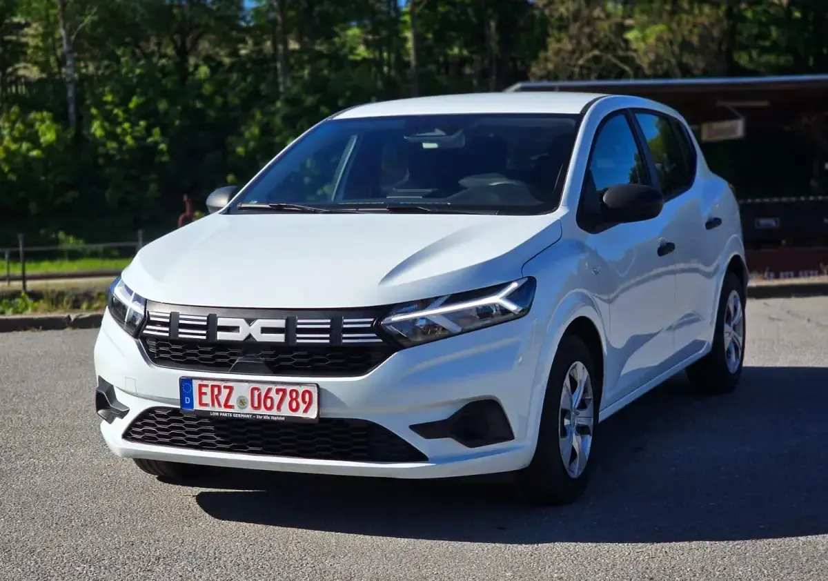 Gebraucht Dacia Sandero Essentiel 91 PS (66 kW) 2024 Weiß Kleinwagen