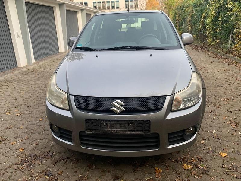 Grau Gebraucht 2007 Suzuki SX4 Club Van / Kleinbus | 3.499 € (Fairer Preis) - Bild 1/4