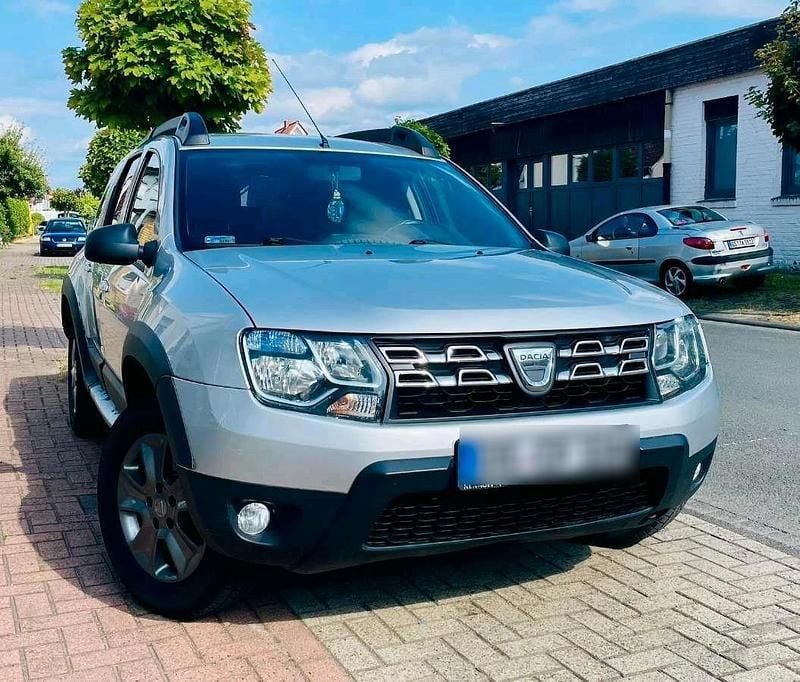 Grau Gebraucht 2015 Dacia Duster Prestige SUV | 7.500 € - Bild 1/4