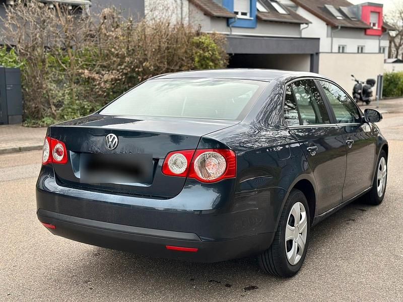 Gebraucht VW Jetta 105 PS (77 kW) 2006 Blau Limousine