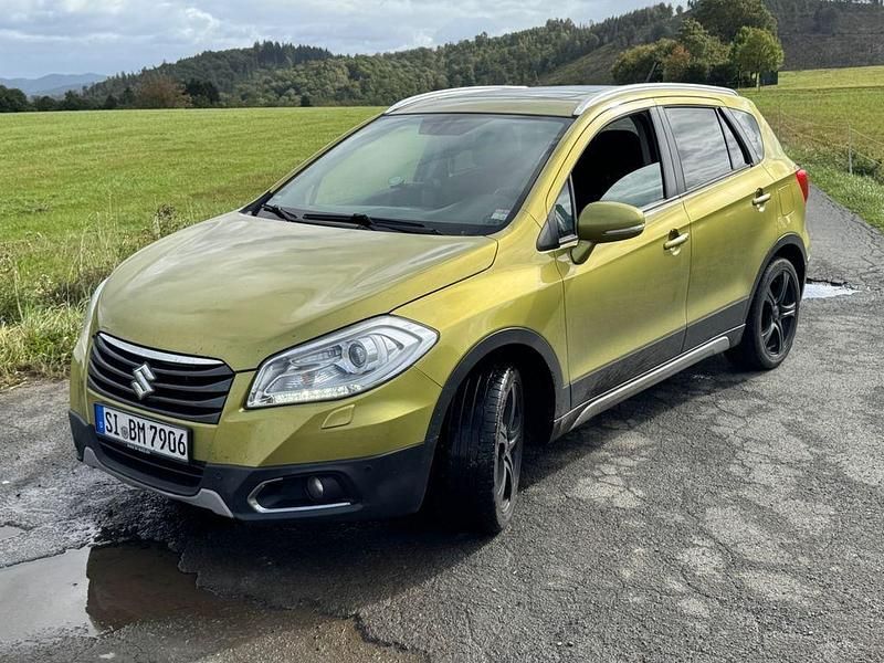 Grün Gebraucht 2015 Suzuki SX4 S-Cross Comfort+ SUV | 7.499 € (Superpreis) - Bild 1/4