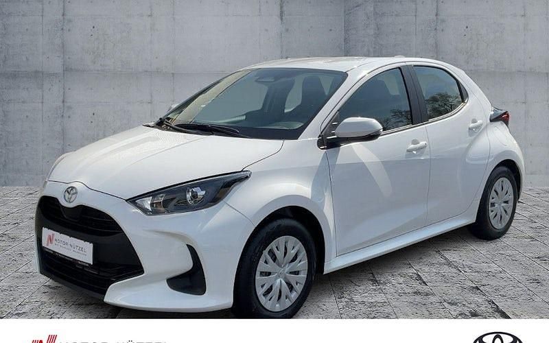 Neu Toyota Yaris Hybrid Comfort 116 PS (85 kW) 2025 Weiß Limousine