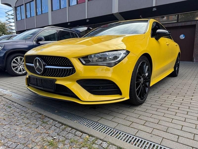 Sonnengelb Gebraucht 2021 Mercedes CLA180 AMG Limousine | 21.888 € (Superpreis) - Bild 1/4