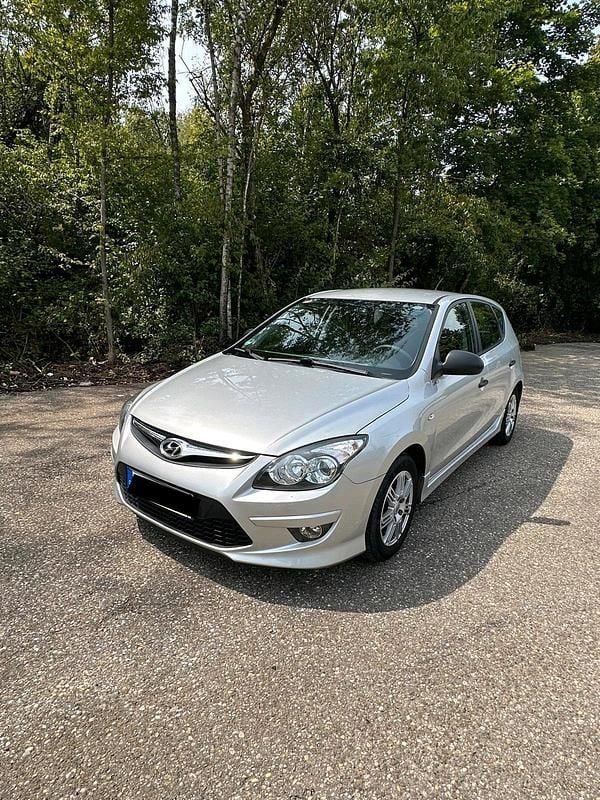 Silber Gebraucht 2012 Hyundai i30 Edition Limousine | 1.200 € (Superpreis) - Bild 1/4