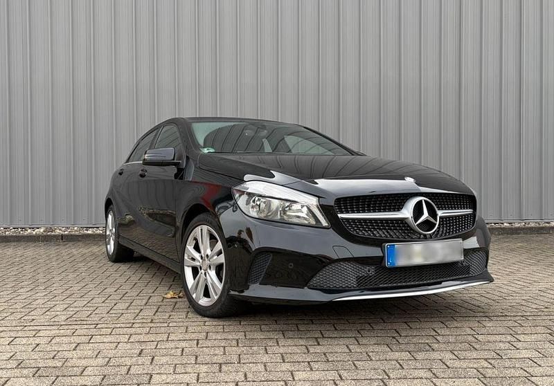 Schwarz Gebraucht 2015 Mercedes A180 Urban Limousine | 9.300 € (Superpreis) - Bild 1/4