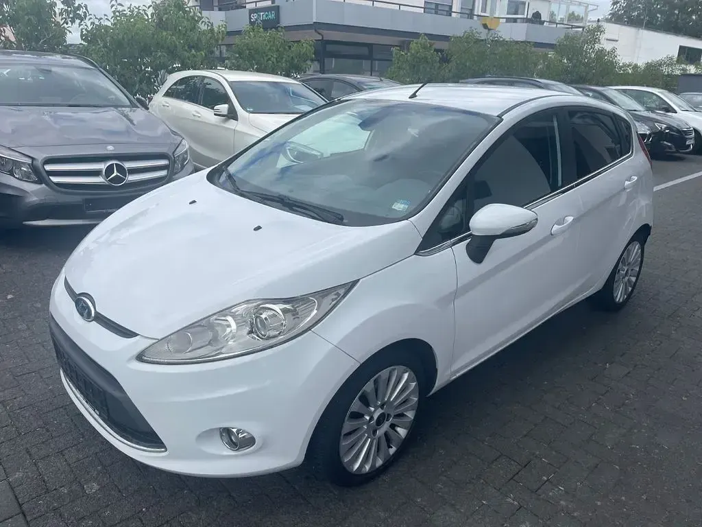 Gebraucht Ford Fiesta Titanium 95 PS (69 kW) 2011 Weiß Limousine