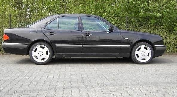 Gebraucht Mercedes E200 Elegance 136 PS (100 kW) 1999 Schwarz Limousine