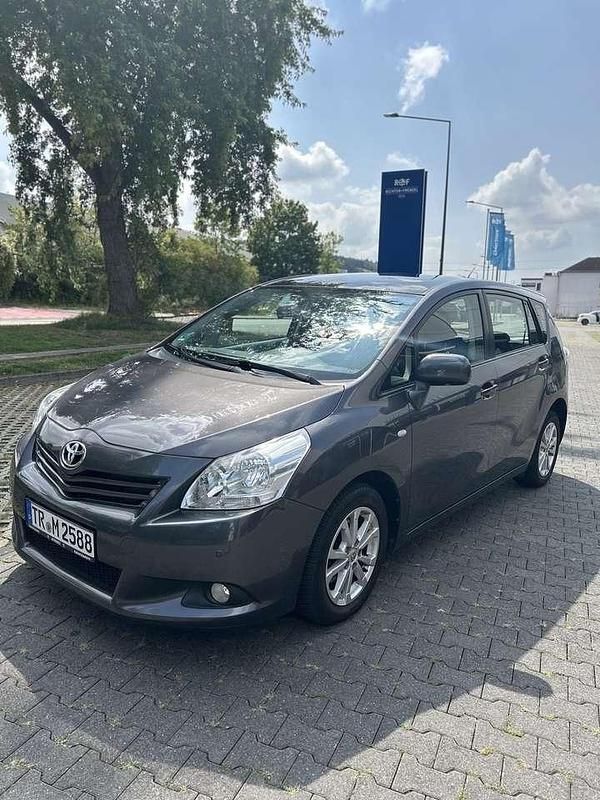 Grau Gebraucht 2011 Toyota Verso Edition Van / Kleinbus | 9.200 € (Teuer) - Bild 1/4