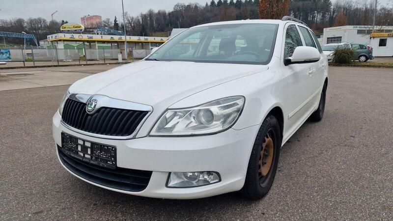 Weiß Gebraucht 2012 Skoda Octavia Ambition Kombi | 4.399 € (Guter Preis) - Bild 1/4