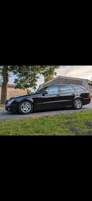 Schwarz Gebraucht 2006 Mercedes E320 Kombi | 4.199 € (Fairer Preis) - Bild 1/4