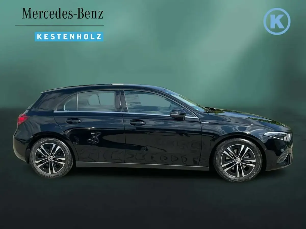 Gebraucht Mercedes A180 136 PS (100 kW) 2024 Unilack nachtschwarz Limousine