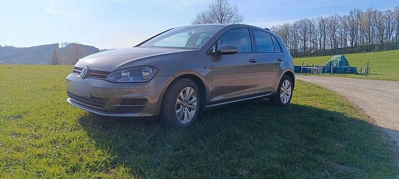 Grau Gebraucht 2014 VW Golf VII Comfortline Limousine | 8.900 € (Fairer Preis) - Bild 1/4