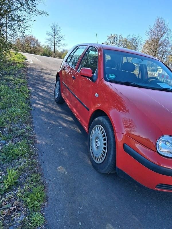 Second-hand VW Golf IV 101 CP (74 kW) 2002 Roșu Berlinǎ
