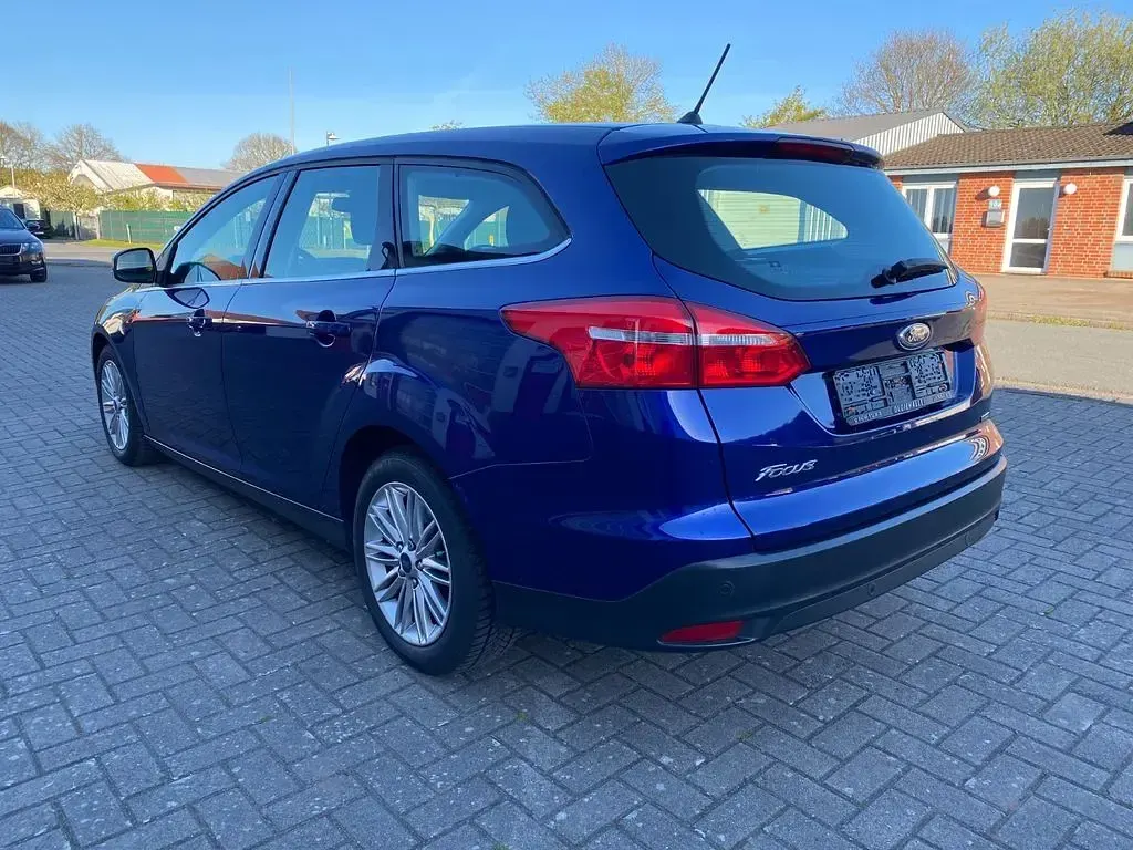 Używany Ford Focus Cool & Connect 125 KM (91 kW) 2018 Niebieski Sedan/Limuzyna