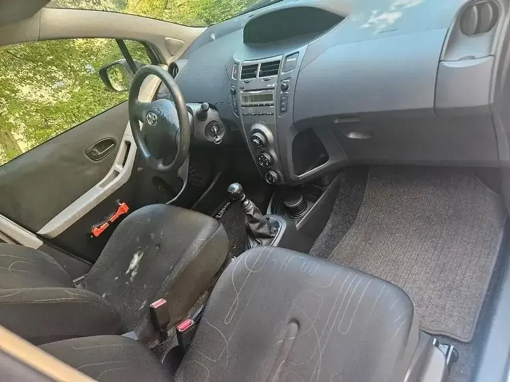 Gebraucht Toyota Yaris Cool 101 PS (74 kW) 2011 Silber Kleinwagen
