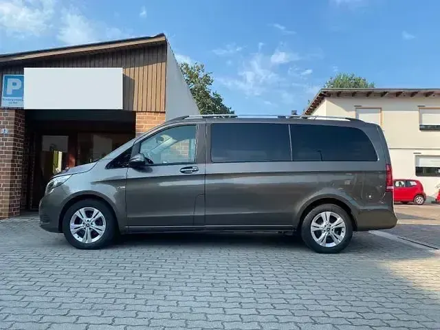 Gebraucht Mercedes V220 163 PS (119 kW) 2017 Indiumgrau metallic Van / Kleinbus