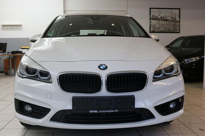 Weiß Gebraucht 2016 BMW 218 Active Tourer Sport Line Van / Kleinbus | 10.900 € (Guter Preis) - Bild 1/4