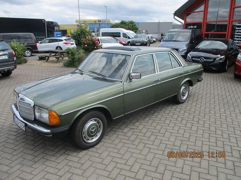 Gebraucht Mercedes 200 109 PS (80 kW) 1982 Grün Limousine
