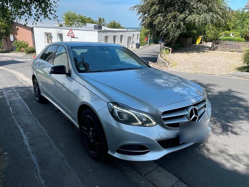 Silber Gebraucht 2015 Mercedes E220 Limousine | 13.999 € (Fairer Preis) - Bild 1/4