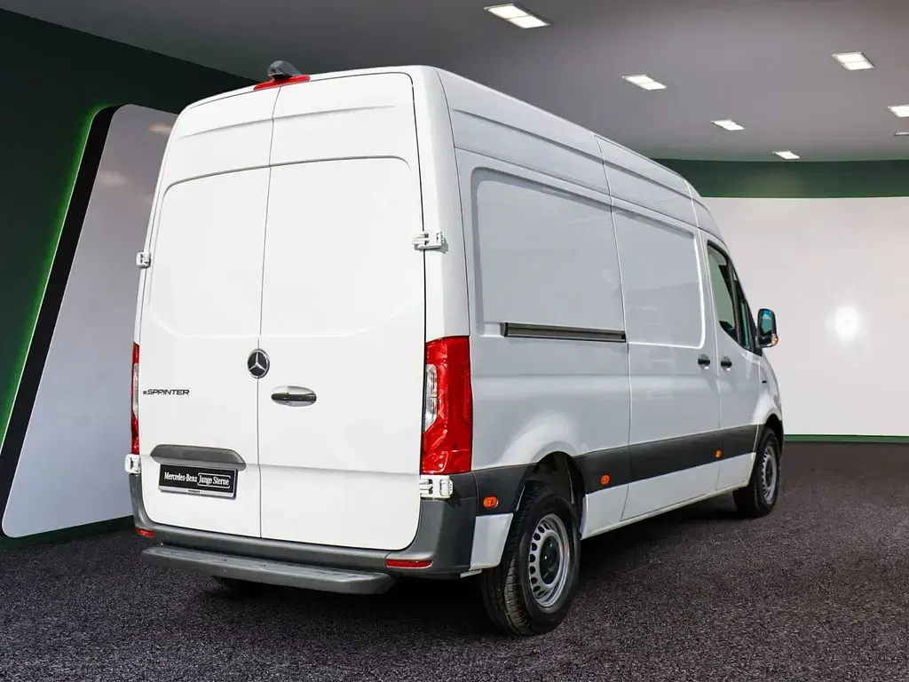 Gebraucht Mercedes E-Sprinter 85 kW (116 PS) 2022 Weiss / arktikweiss Van