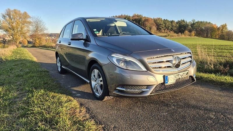 Grau Gebraucht 2013 Mercedes B200 Van / Kleinbus | 13.800 € (Fairer Preis) - Bild 1/4
