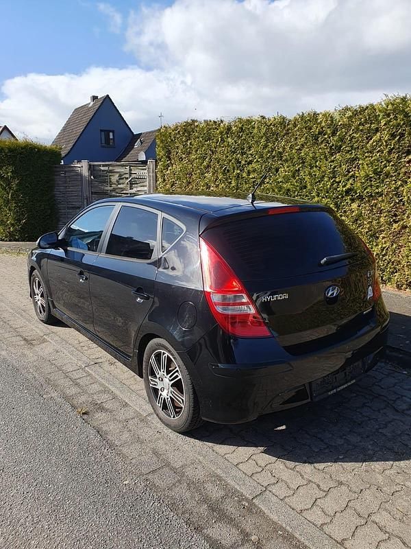 Gebraucht Hyundai i30 90 PS (66 kW) 2011 Schwarz Kleinwagen