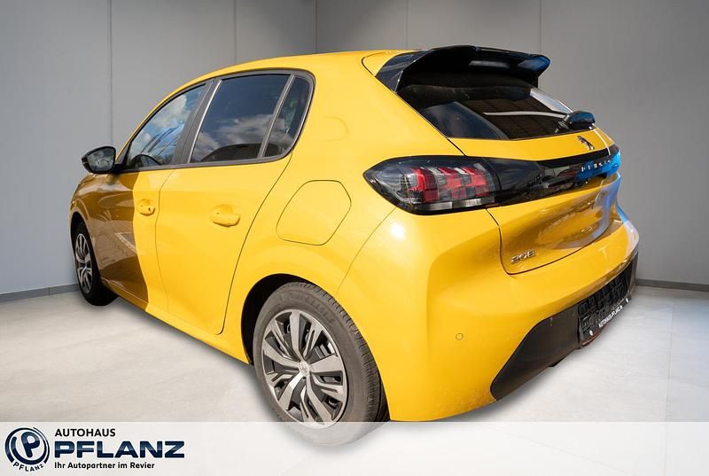 Gebraucht Peugeot 208 Active 101 PS (74 kW) 2024 Gelb Kleinwagen