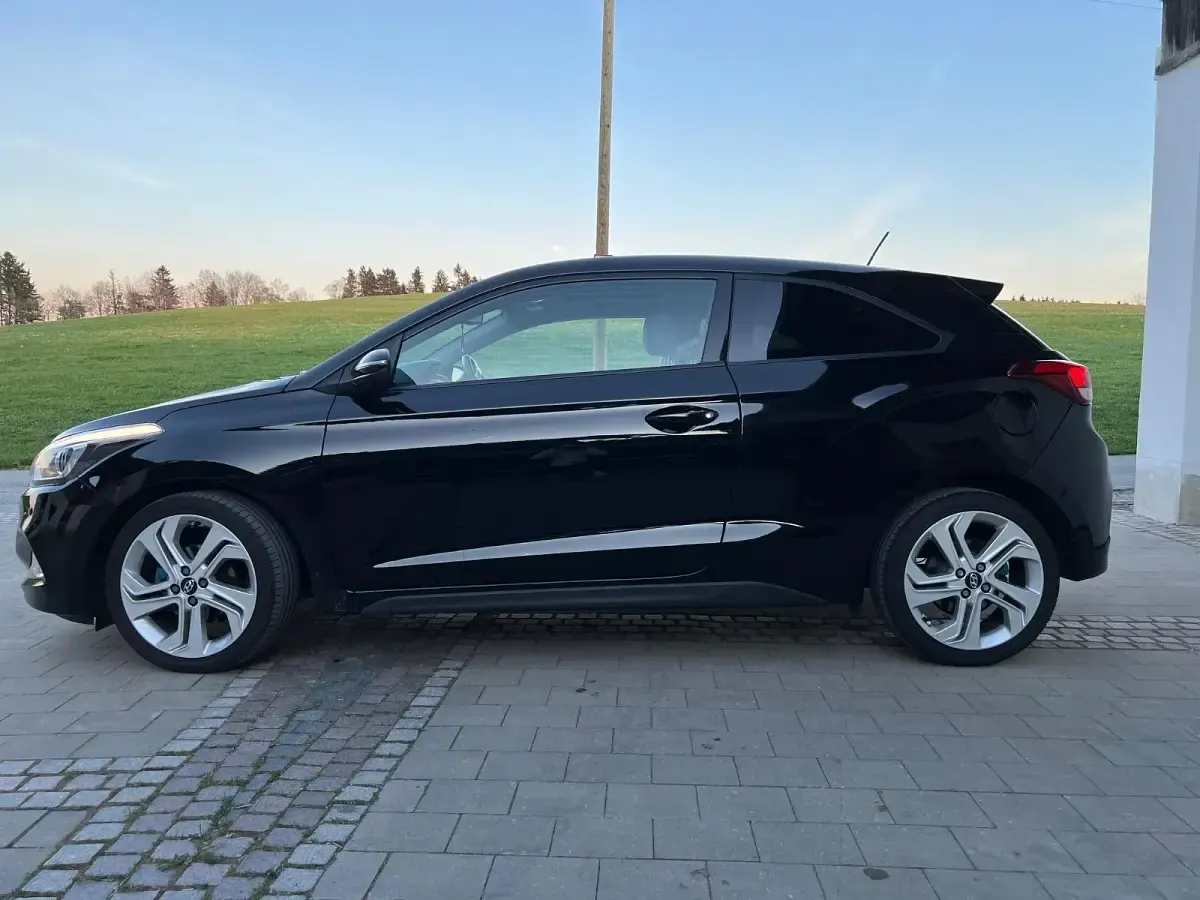 Gebraucht Hyundai i20 Style 101 PS (74 kW) 2016 Schwarz Coupé