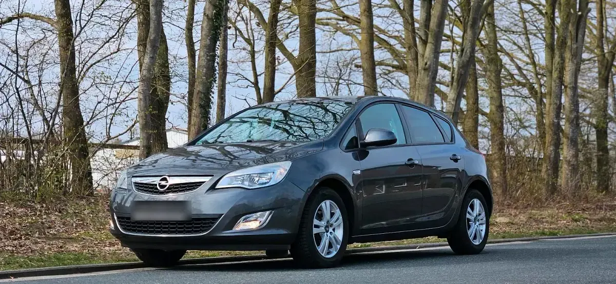 Usata Opel Astra 100 CV (73 kW) 2012 Andere farben Utilitaria